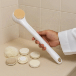 جهاز الاستحمام الكهربائي 6 في 1 ، يتميز بدوران سريع ، يشمل فرشاة تنظيف، فرشاة تدليك، حجر القدم، إسفنجة، وفرشاة ناعمة - Image 4