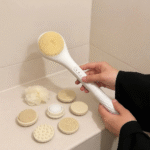 جهاز الاستحمام الكهربائي 6 في 1 ، يتميز بدوران سريع ، يشمل فرشاة تنظيف، فرشاة تدليك، حجر القدم، إسفنجة، وفرشاة ناعمة - Image 3